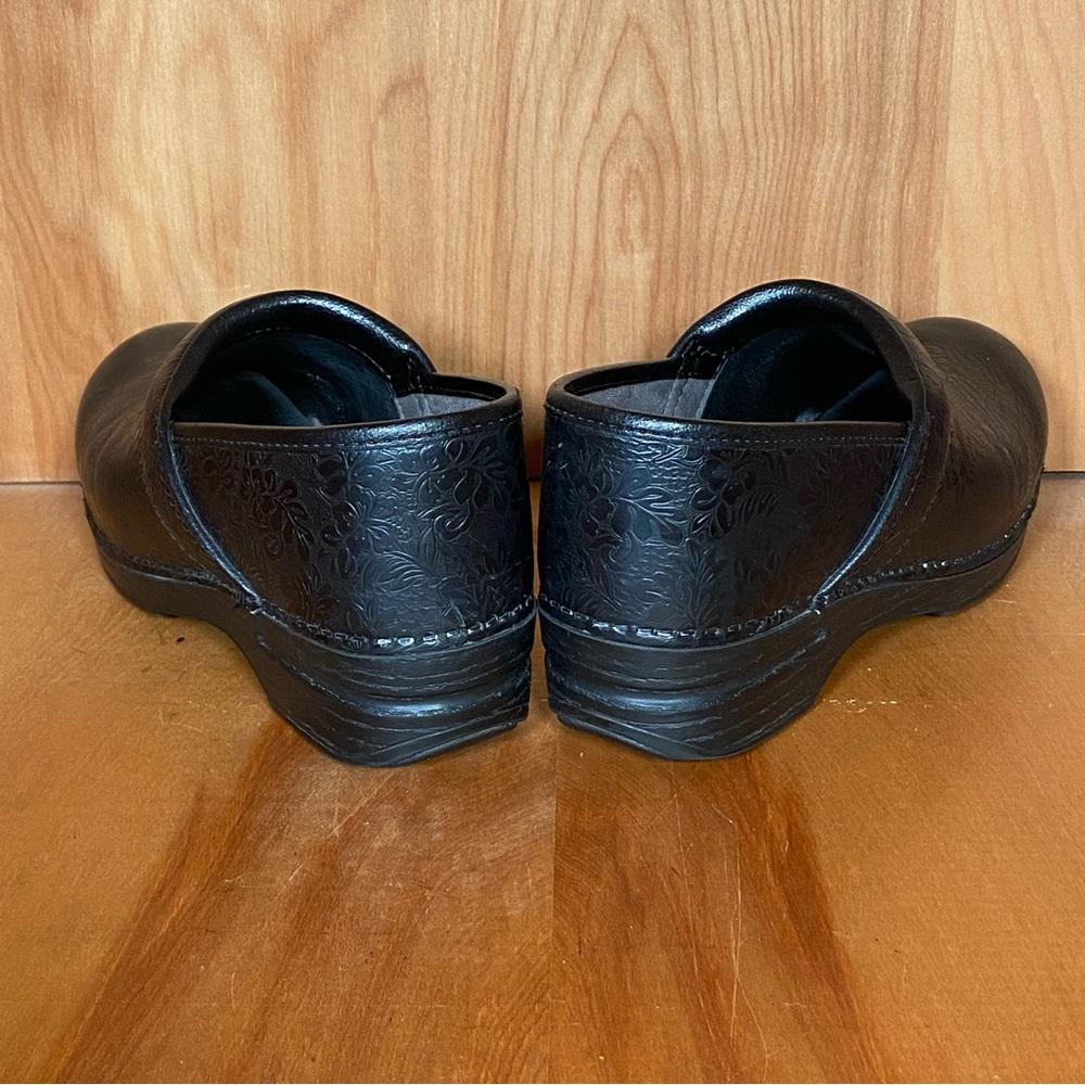 Womens 9 / 39 Dansko Tooled Leather Clogs Black SEF0114 - Picture 4 of 8